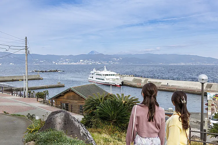 港を眺める女性二人