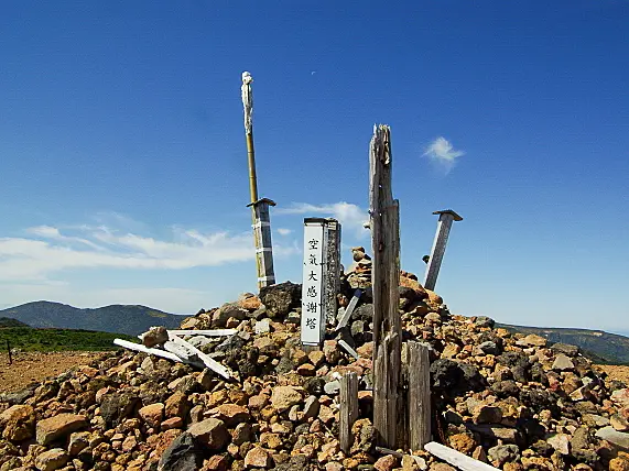 岩礫の山頂と山頂碑