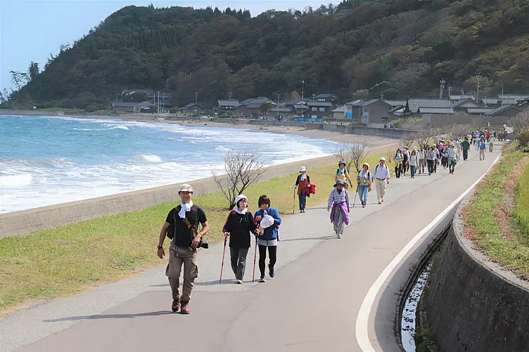 岬自然歩道を多くの人が歩く