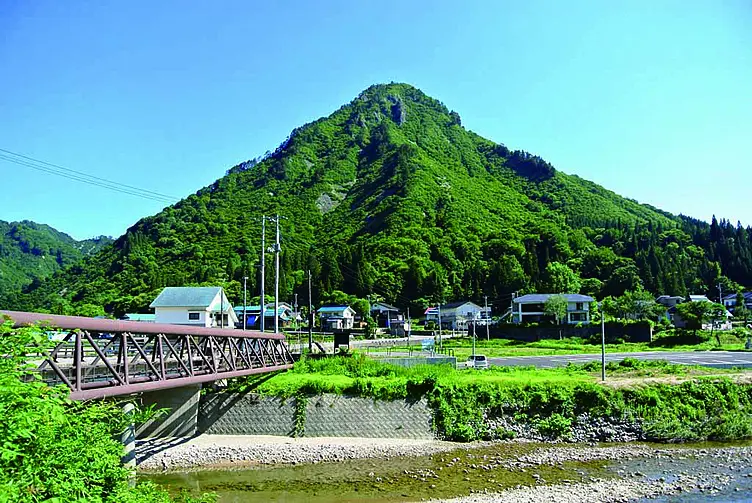 緑の多い三角の山