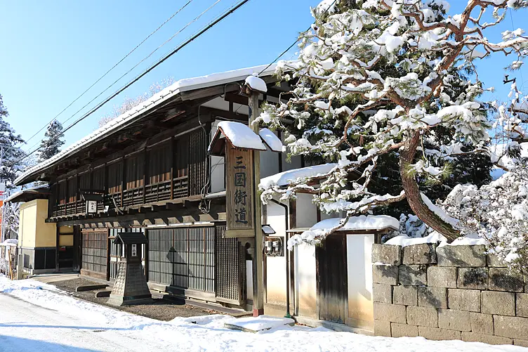 雪景色に趣のある宿場