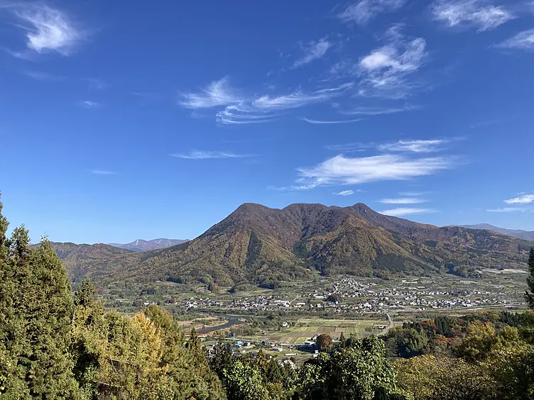 中野市奥手山地区から望む高社山