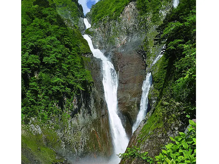 水しぶきをあげる滝