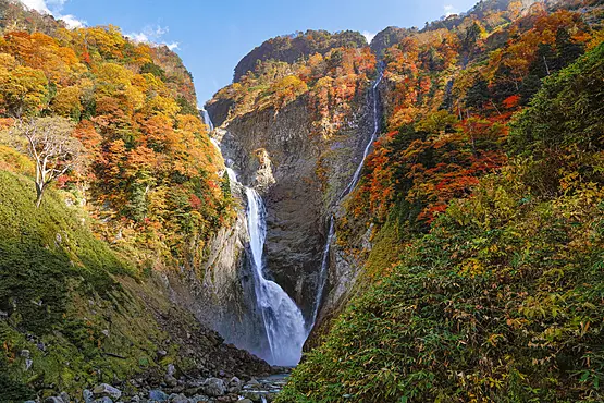 紅葉と白滝の美しいコントラスト