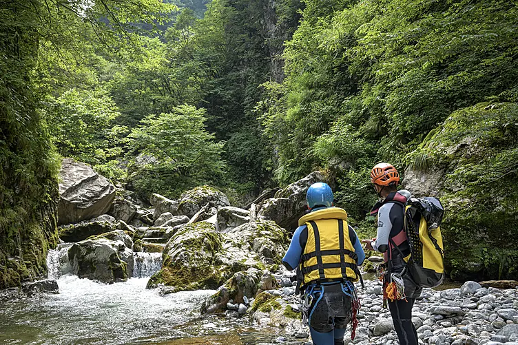 黒部川とキャニオニングを楽しむ人