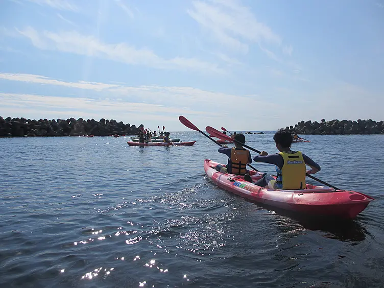 海でカヤックを漕ぐ人