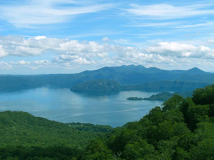 山から望む湖