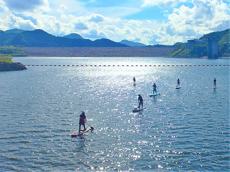 四季美湖とSUPを楽しむ人々