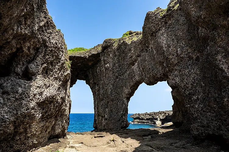 犬の門蓋　「めがね岩」