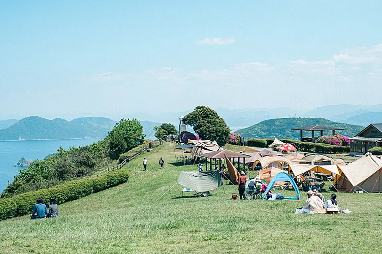 日本海に浮かぶ漁り火、日の出が楽しめるキャンプ場として人気