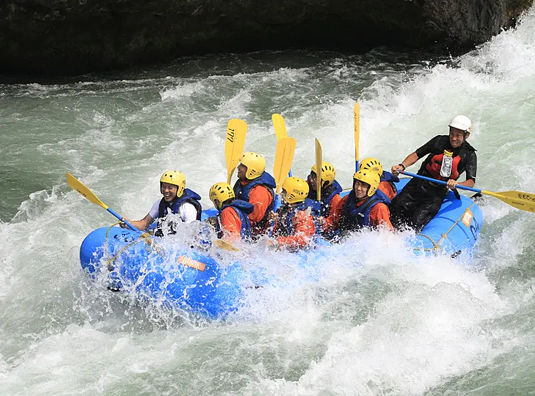 吉野川の激流のなかを下るラフティング
