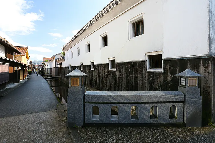 倉吉市の城下町で、江戸・明治時代の趣が残る白壁土蔵