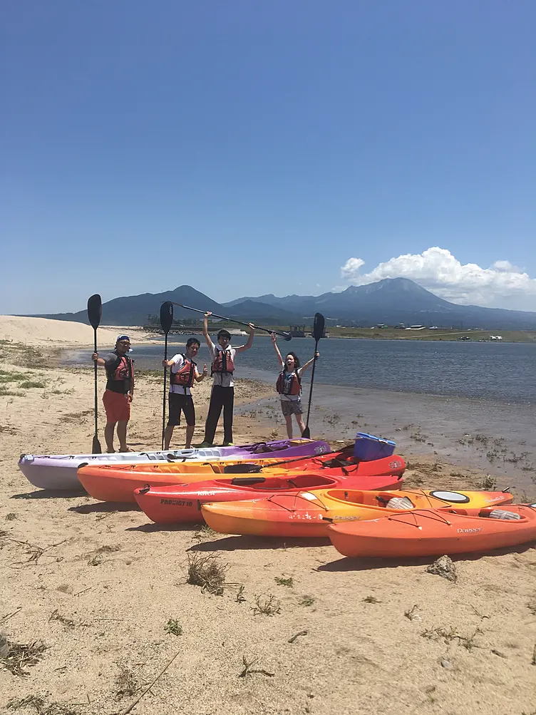 皆生海岸で男性2人がシーカヤックを満喫している