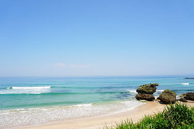 透き通った青い海と白砂のロングビーチ
