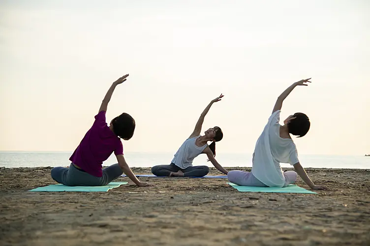 女性3人でヨガ