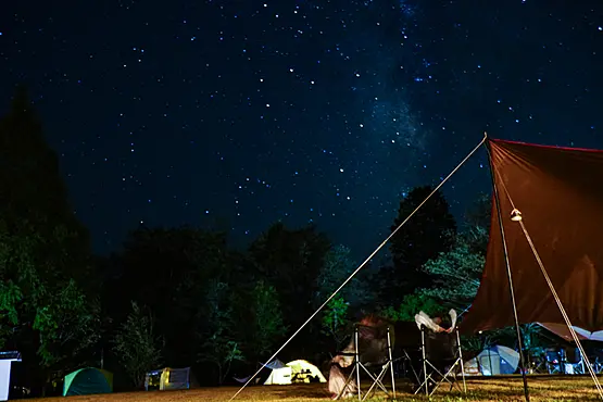 キャンプ場と星空