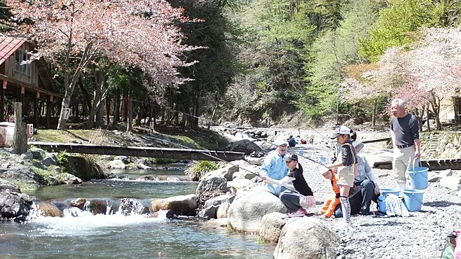 釣りを楽しむ人々
