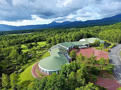 八ヶ岳山麓の森の中の建物