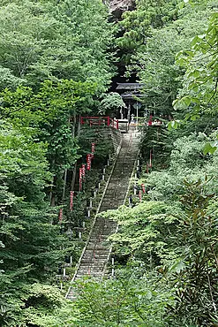 石段の上にある荘厳な神社