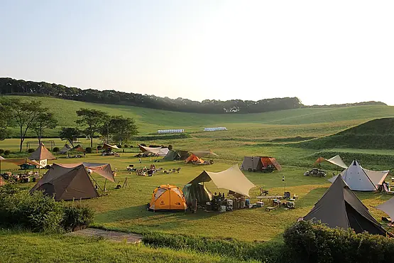 広大な草原の中でのキャンプ