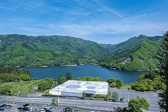 湖畔に建つ美術館