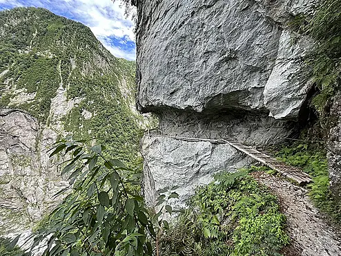 断崖絶壁の登山道