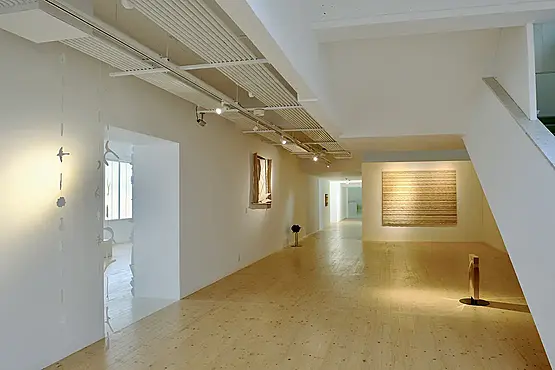 白い壁のきれいな美術館