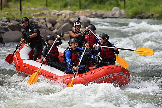 激流の中でラフティングする人たち