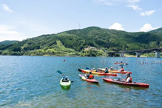 五ケ山ダムでカヤックをする様子