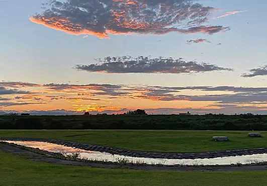 公園から見渡す夕暮れの景色