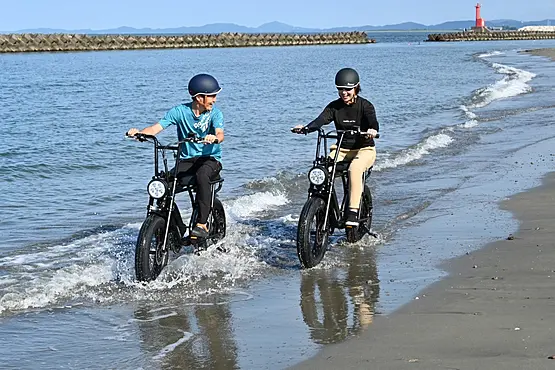 海岸をサイクリングする二人