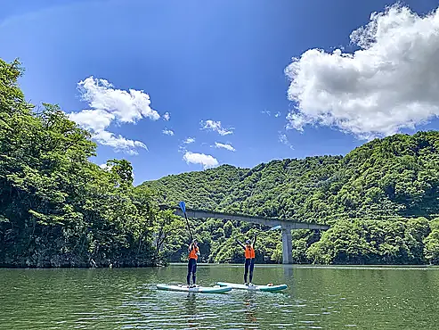 湖面でSUPを楽しむ２人