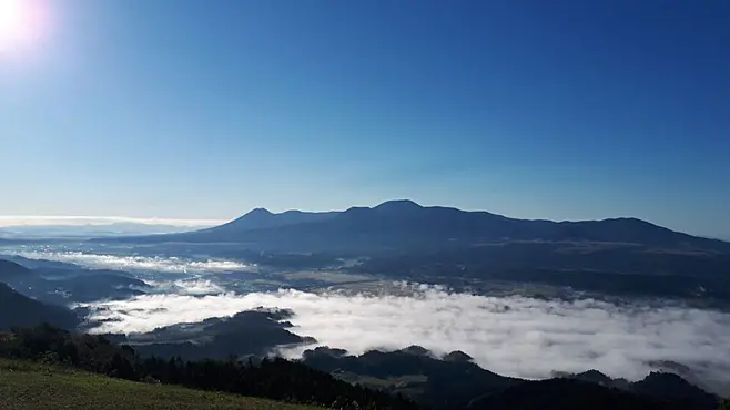 矢岳高原からみた加久藤盆地と霧島連山