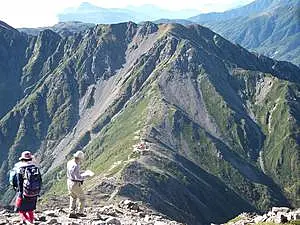 山の稜線に立つ人
