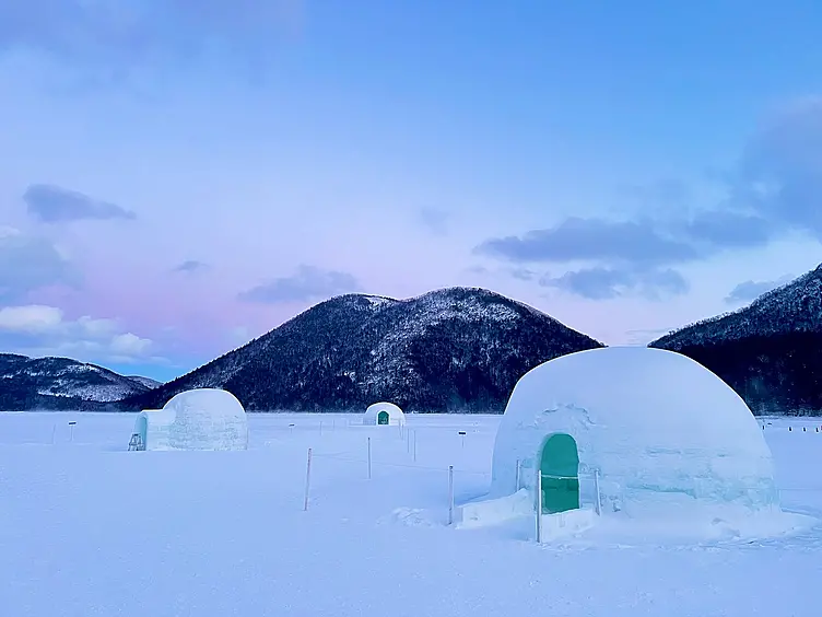 凍った湖の上に並ぶかまくら
