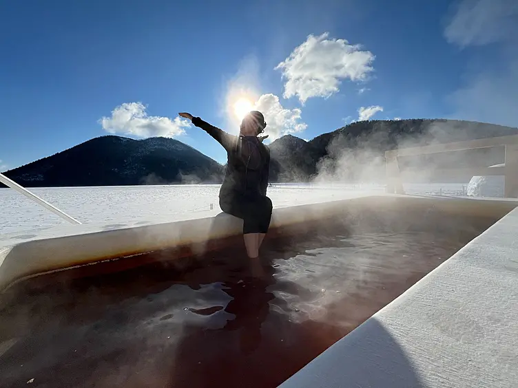凍った湖の上にできた温泉