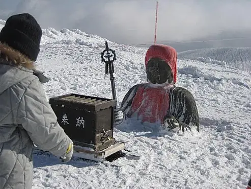 雪に埋まる蔵王地蔵尊