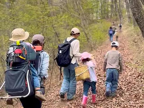 登山をする親子
