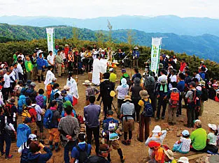 山頂に集まる人々