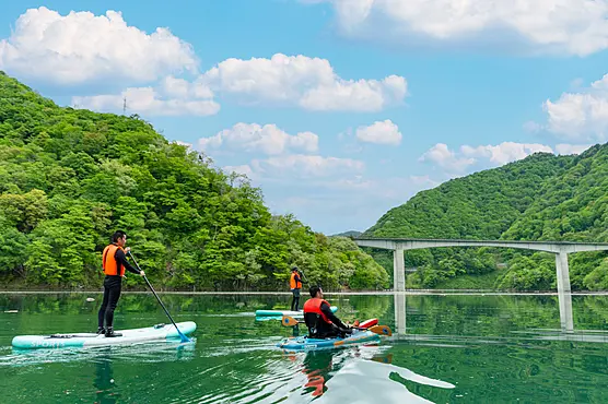 自然に囲まれた「ながい百秋湖」が舞台