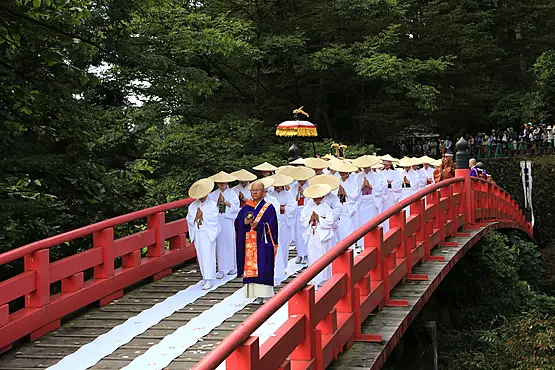 僧侶に先導された女人衆