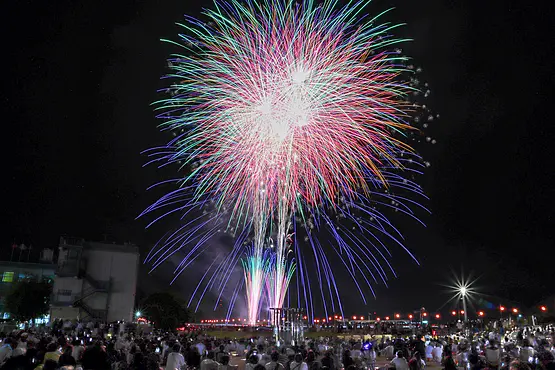由良川の中洲から打ち上がる花火