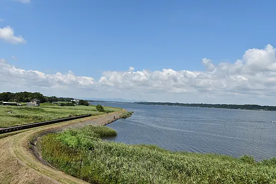 広い湖沼と岸辺の道