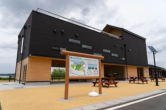 建物の前にある地図看板どベンチ