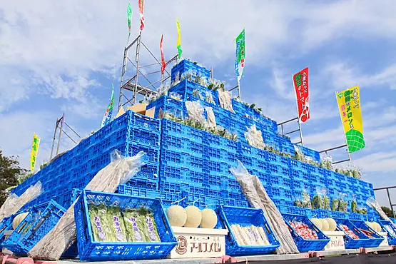 タワー上に積み上げられた野菜の入ったケース