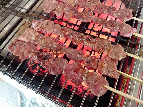 網の上で焼かれる肉